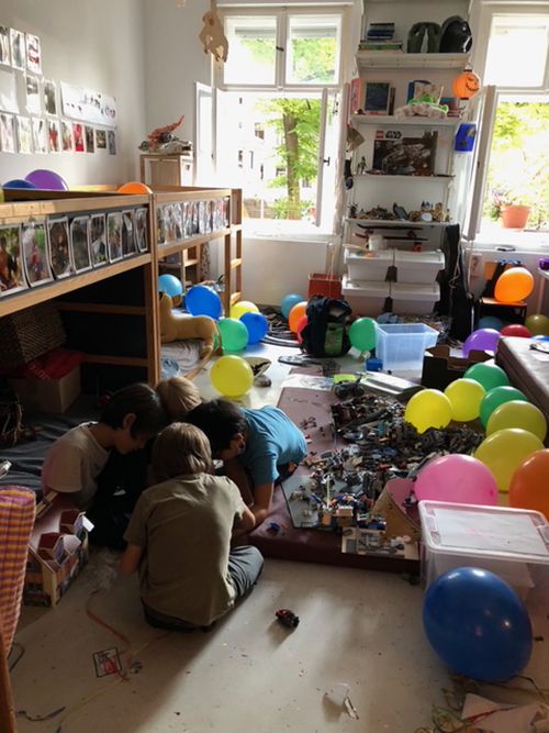 プレゼントや食事より「みんなでいっしょに遊ぶ」がメインの、ドイツのお誕生日会。だから親も気楽で、たくさん招待しても苦にならないのです【タベコト in Berlin・108】の画像1