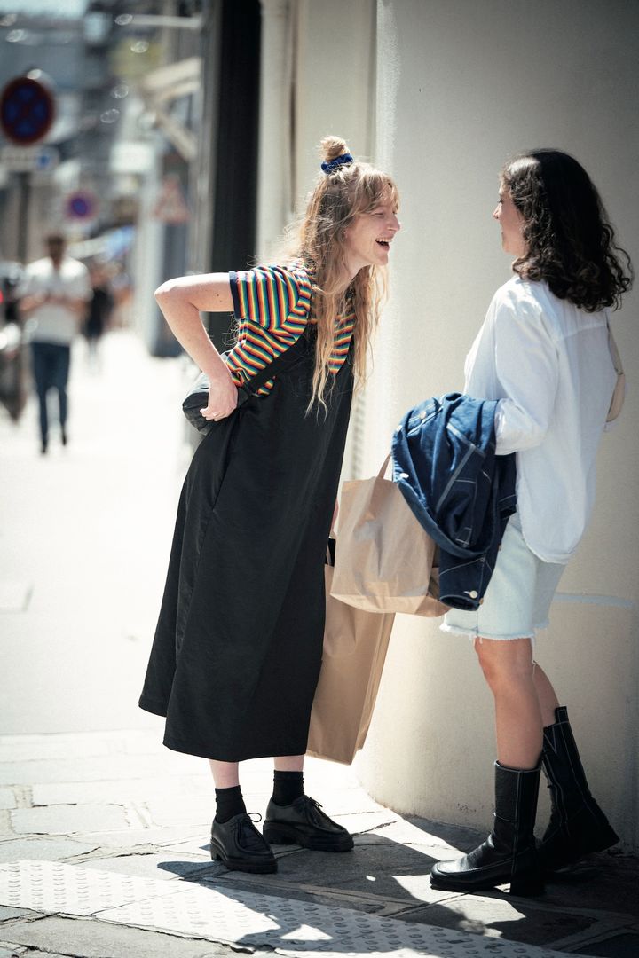 カラフルなTシャツにお団子ヘアのポップな装いはブラックでまとめるのが正解！