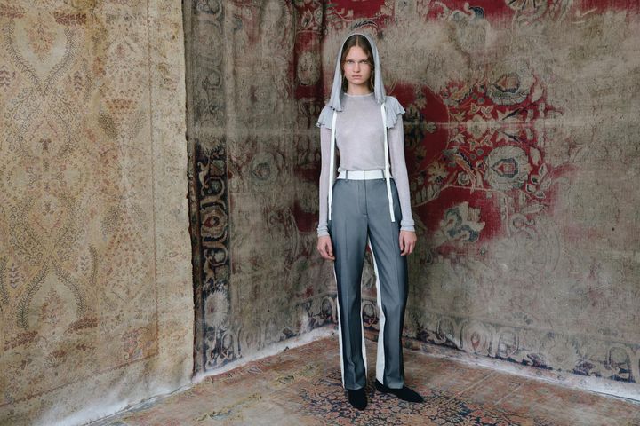 「ジャンヌ」チェーンメイルニットフード。「ソフィー」チェーンメイルニットトップ。「アマンディーヌ」コットンツイル・シルクシフォンオーバーレイパンツ。