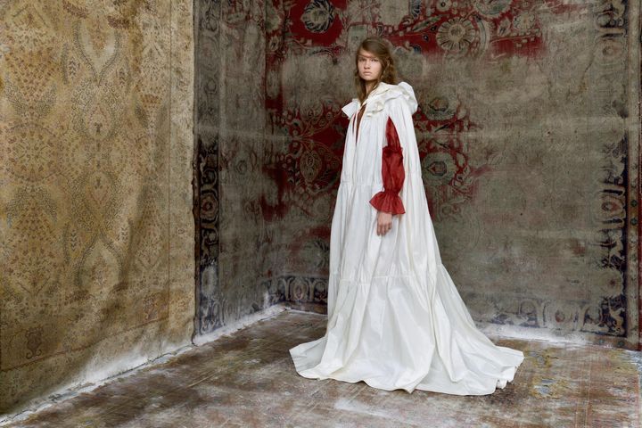 「コンスタンス」シルクタフタマント。