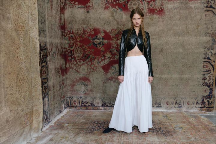 「アナイス」サテン・ラムスキンジャケット。「ジュリエット」コットンポプリン・プリーツスカート。