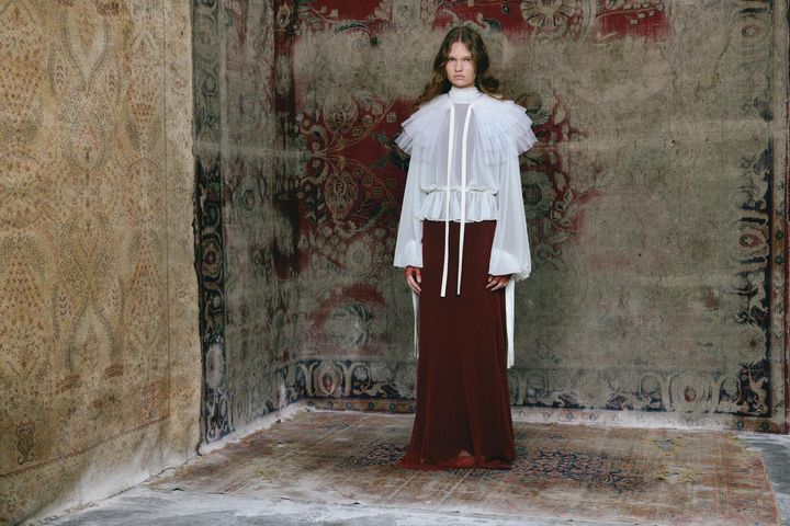 「アラス」シルクチュールカラー。「フィリッパ」ジャージトップ。