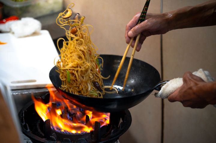 フォーシーズンのスパゲッティを作る様子