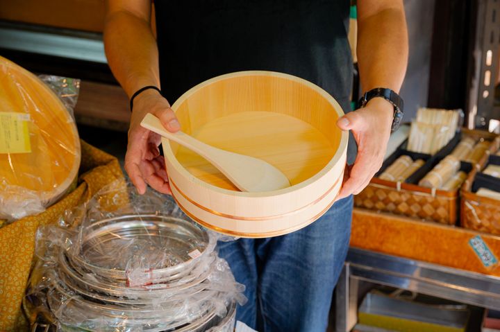 寿司桶（27㎝）6050円。しゃもじ 275円。