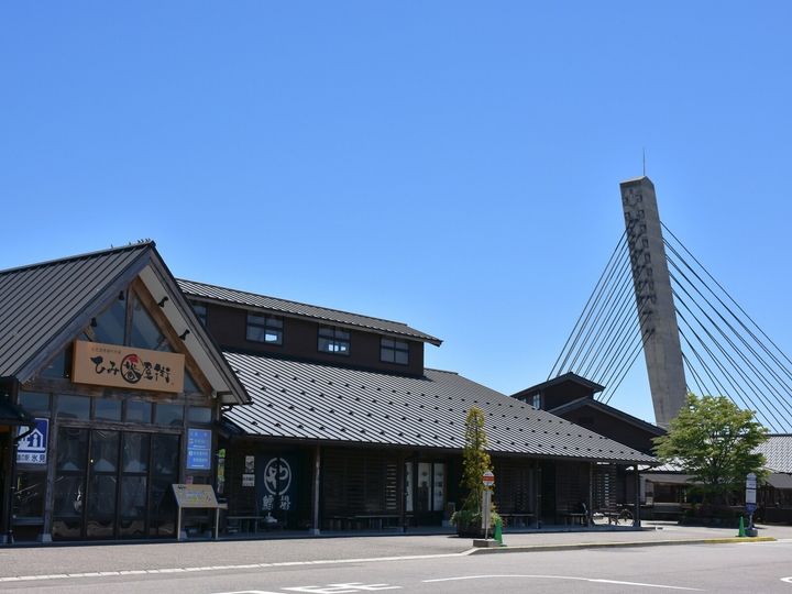 All About ニュース編集部が全国233人を対象に実施した「1人旅で行きたい温泉地」に関するアンケートの調査結果から、「1人旅で行きたい富山県の温泉地」ランキングを発表！ 2位「氷見温泉郷」を抑えた1位は？