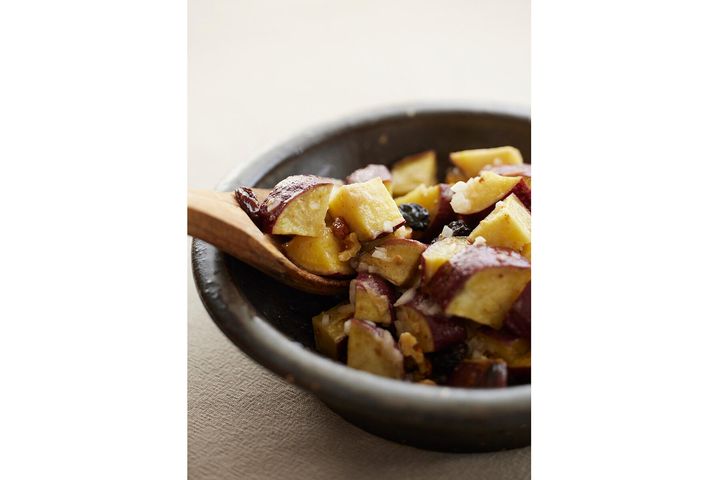 今晩のワインのお供に“さつまいもとレーズンのサラダ”