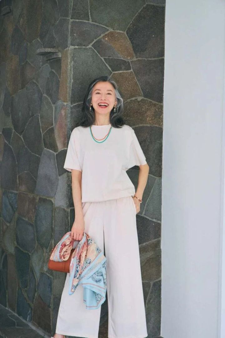 カットソー¥12,100、パンツ ¥17,600／ともにイキツケ （IKITSUKE笹塚店）、バッグ ¥159,500／ロンシャン（ロンシャン・ジャパン）、スカーフ¥38,280／イヌイ・エディション、イヤリング¥22,000、ブレスレット¥16,500／ともにクロディーヌ・ヴィトリー（すべてアッシュ・ペー・フランス）、ネックレス¥33,000／フォークバイエヌ（UTSPR）