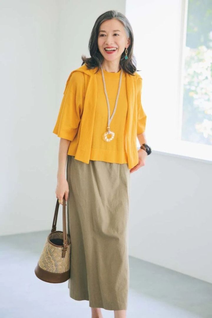 ニット¥6,990、カーディガン¥7,990／ともにアンフィーロ、スカート¥7,700／エルーラ（アダストリア カスタマーサービス）、 バッグ¥51,700／ア ヴァケーション（ノーベルバ）、ピアス¥19,800、リング¥13,200／ともにワンエーアールバイウノアエレ（ウノアエレ ジャパン）、ネックレス¥11,000、バングル¥5,670／ともにアビステ