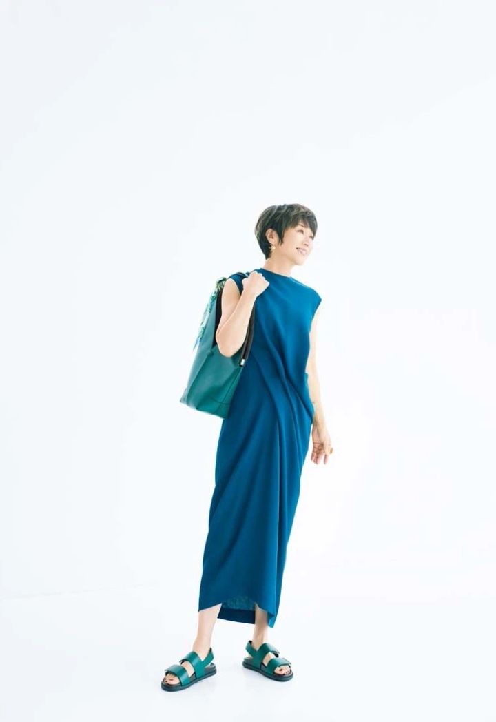 ワンピース¥101,200／ハルノブムラタ（ザ・ウォール ショールーム）、ピアス¥9,900、バングル¥19,800、リング¥22,000／すべてマナ ローザ ジュエル（マナ ローザ）、スカーフ¥15,400／イヌイ・エディション（アッシュ・ペー・フランス）、バッグ¥306,900、靴¥116,600／ともにトッズ（トッズ·ジャパン）