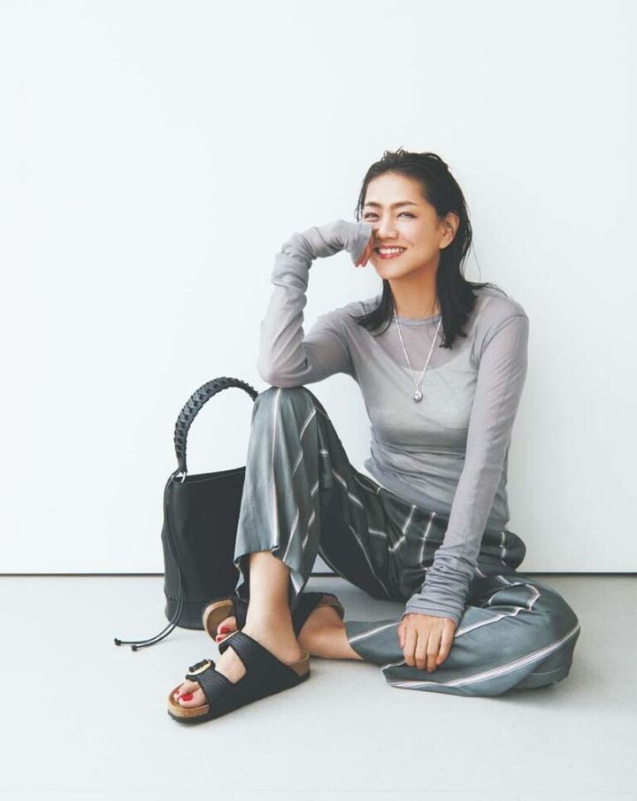 トップス¥17,600、パンツ¥52,800／ともにチノ（モールド）、バッグ¥52,800／リンク、サンダル¥29,700／ビルケンシュトック（ビルケンシュトック・ジャパン カスタマーサービス）、ネックレス¥75,900／リューク、中に着たキャミソール／スタイリスト私物