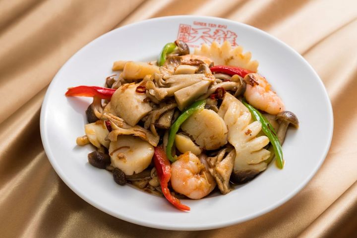 銀座天龍 「天龍特製たっぷりキノコと海鮮のX.O醤炒め（ピリ辛）」1490円 