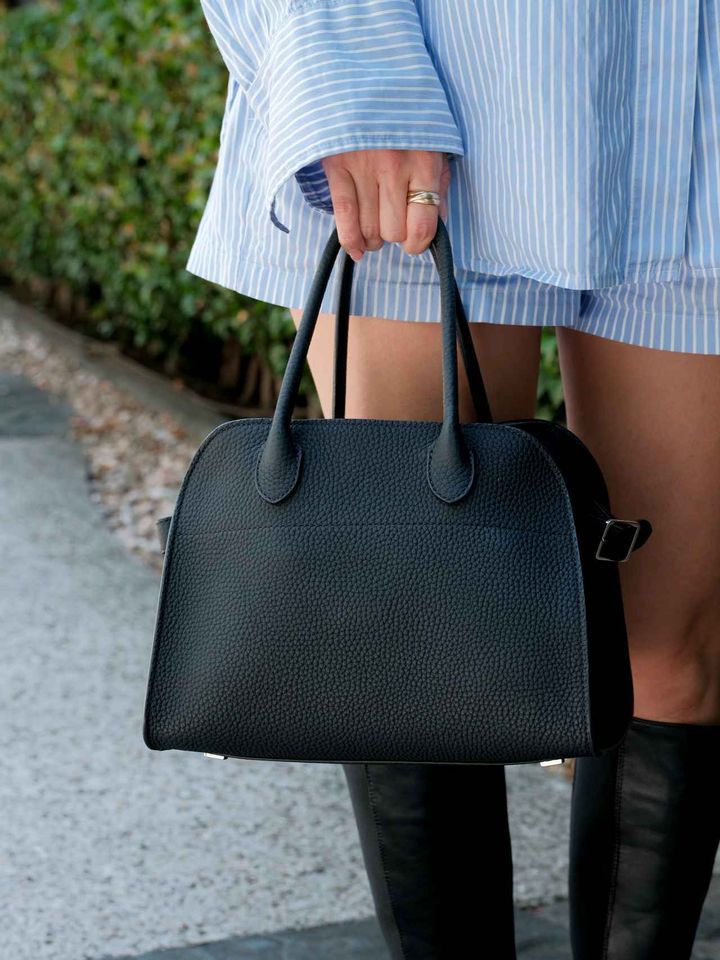 画像: THE ROWのバッグでコーデ全体を引き締め。