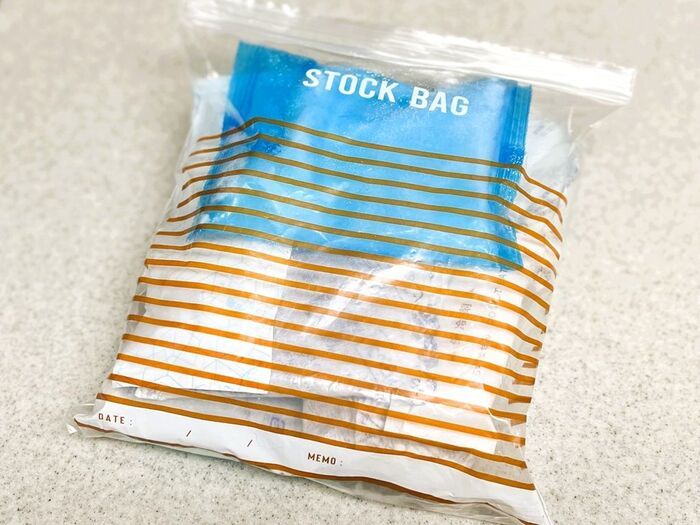 冷凍庫で余りがちな「小さな保冷剤」をスマートに収納する方法。やってみたら…大満足♡