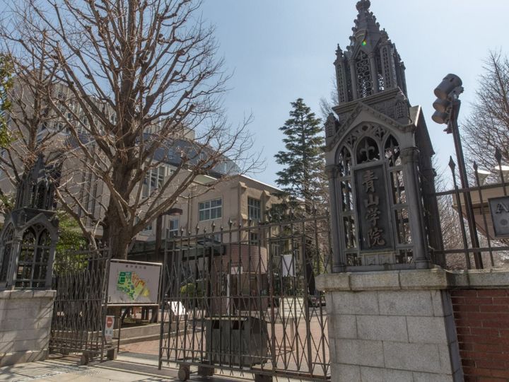 All About ニュース編集部は、西日本出身の男女140人を対象に「学歴」に関するアンケート調査を実施しました。今回は、西日本出身者が選んだ「『お金持ち』なイメージがある大学」ランキングの結果を紹介します。2位は「青山学院大学」、では1位は？