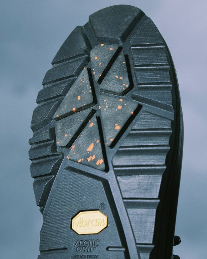 また、ソールにはVibram社の最新技術が使用された、Arctic Grip All Terrain SOLEを使用し、氷の上でも滑りにくいほどのグリップ力を発揮。