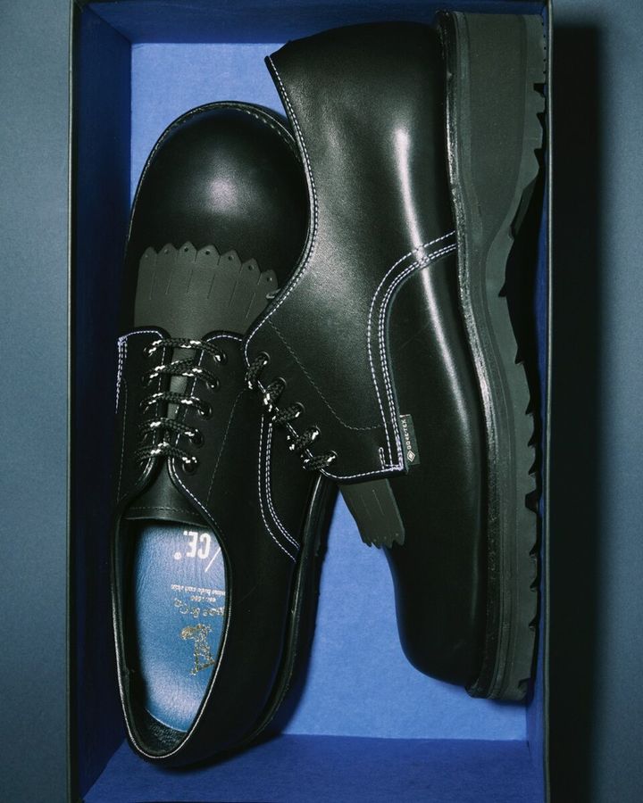 今回は別注したグッドイヤーウェルト製法のプレーントゥ、タッセルの取り外しが可能なレザーシューズを制作。