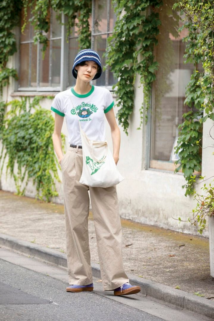 Tシャツ／古着 パンツ／ティッカ バッグ／古着屋さんで購入 スニーカー／VANS 帽子／手編み