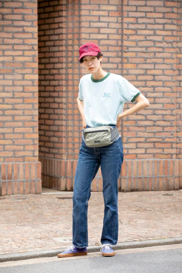 Tシャツ／ROKU デニム／オーラリー ウエストバッグ／パタゴニア スニーカー／VANS キャップ／アウトドアプロダクツ