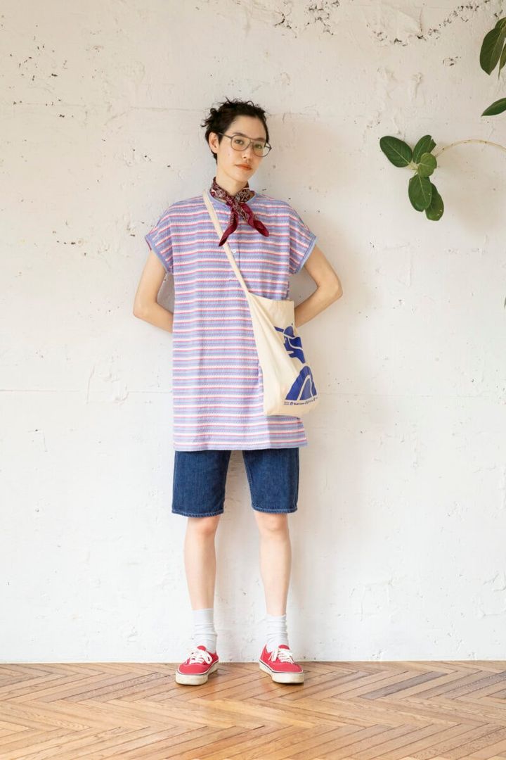 トップス／A.P.C. デニム／オーラリー バッグ／Dice＆Dice スニーカー／VANS スカーフ／エルメス メガネ／マイキータ
