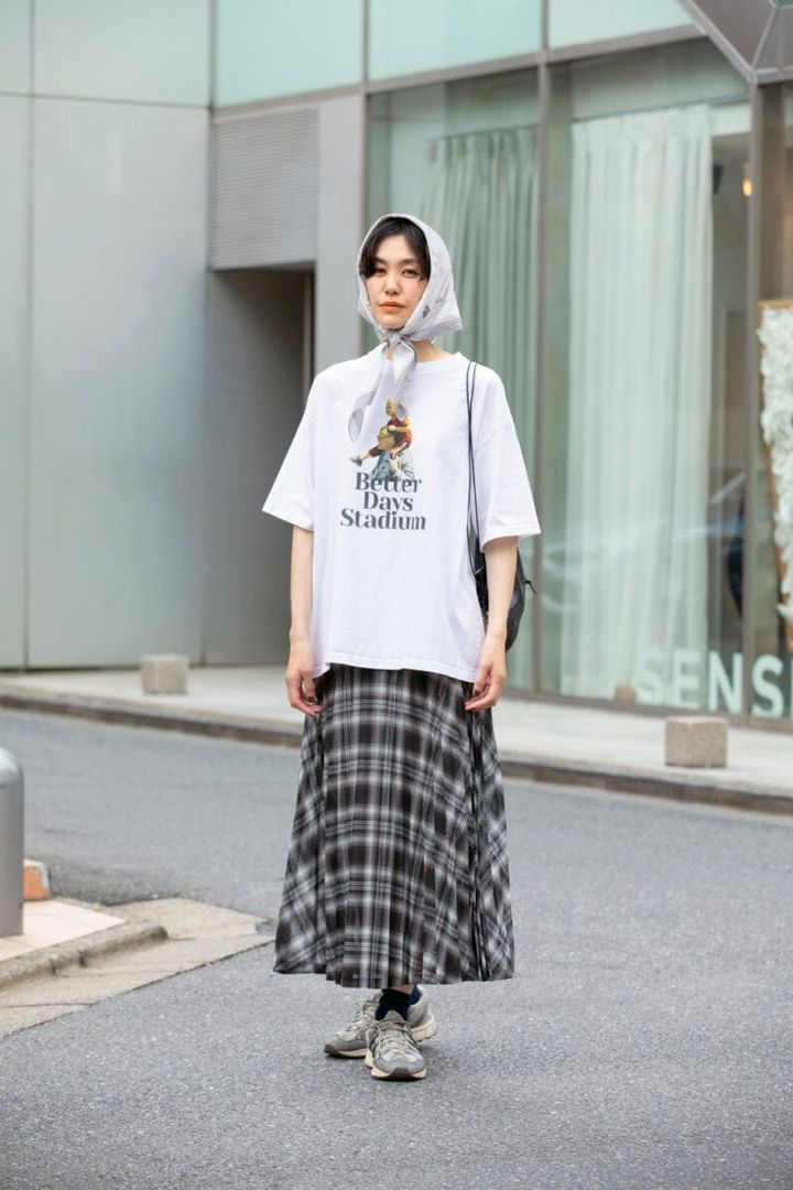 Tシャツ／YUJI TAKEUCHI スカート／オーラリー バッグ／ほぼ日手帳 スニーカー／アシックス スカーフ／アーツ＆サイエンス