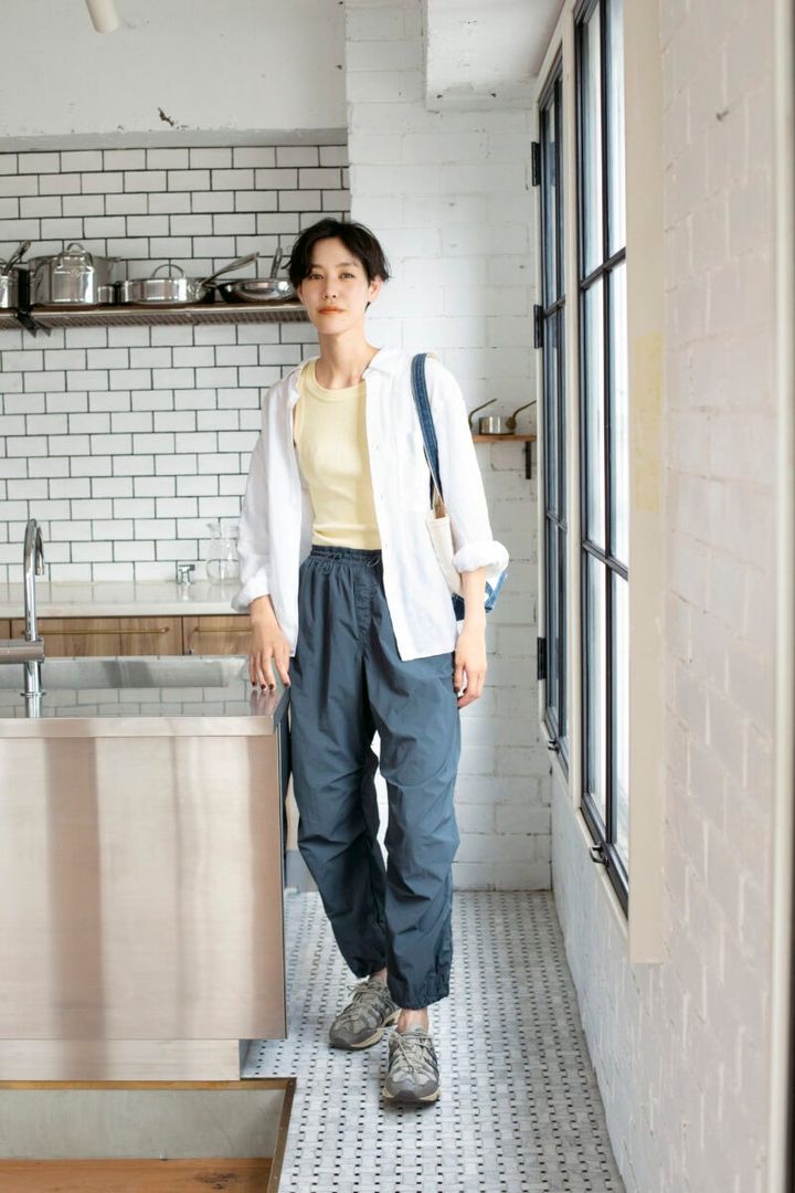 シャツ／マーガレット・ハウエル タンクトップ／シチズンズ・オブ・ヒューマニティ パンツ／ユニクロ バッグ／L.L.Bean スニーカー／アシックス