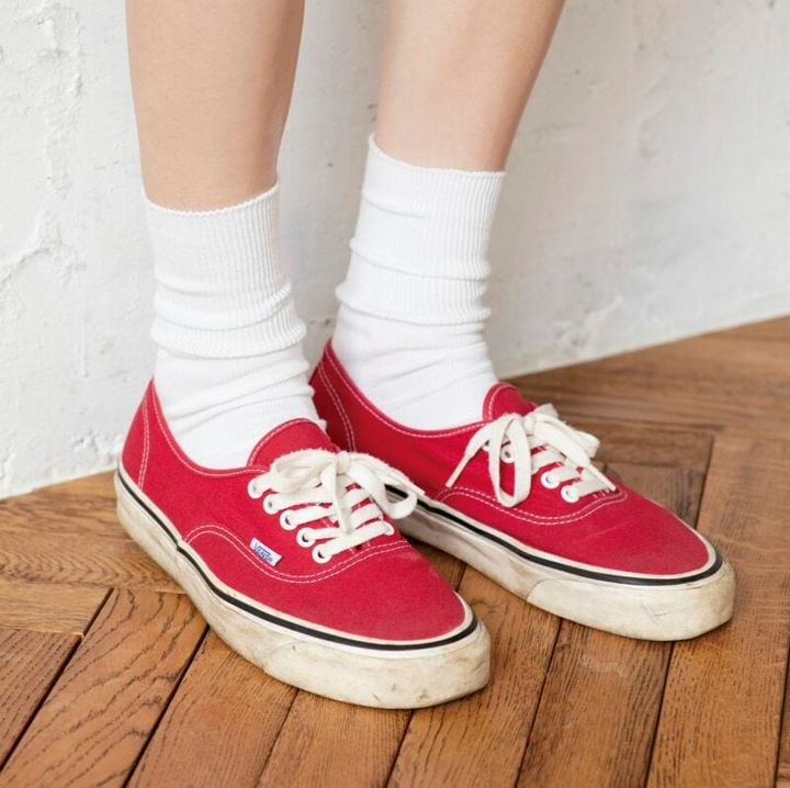 足のサイズが大きいので女性らしいメンズソックスを愛用。スニーカーはきれいすぎない使い込んだものが好き。