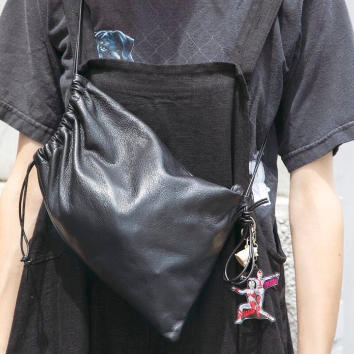 斜め掛けできるめちゃくちゃ便利な巾着型バッグ。娘が好きなウルトラマン80とシロクマのキーホルダーをつけています。