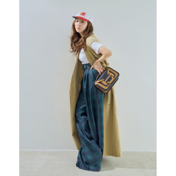 スリーブレストレンチ8万6900円（AKIRANAKA／ハルミショールーム）