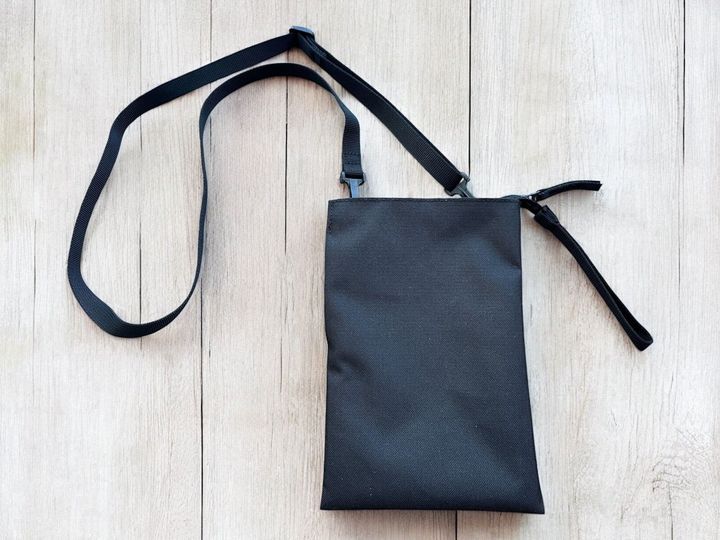 SNSでも今話題になっている無印良品の「ポーチとしても使える 撥水ミニサコッシュ」。サコッシュとしてもポーチとしても使えるだけでなく、自分好みでさまざまな使い方ができます。今回は本アイテムの詳細をご紹介します。