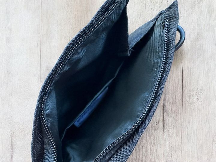 薄いサコッシュなのに中に仕切りがある