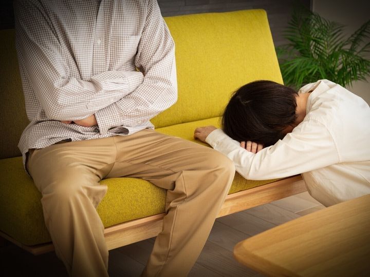 夫婦共働きの42歳女性。夫の収入だけでは暮らせない。だが、残業するから子どもの面倒を見てと言っても夫にその気はない。本当は妻が働くのも快く思っていないが、家にいろとも言えない。そんな夫がとった卑劣な行動とは。※サムネイル画像：PIXTA