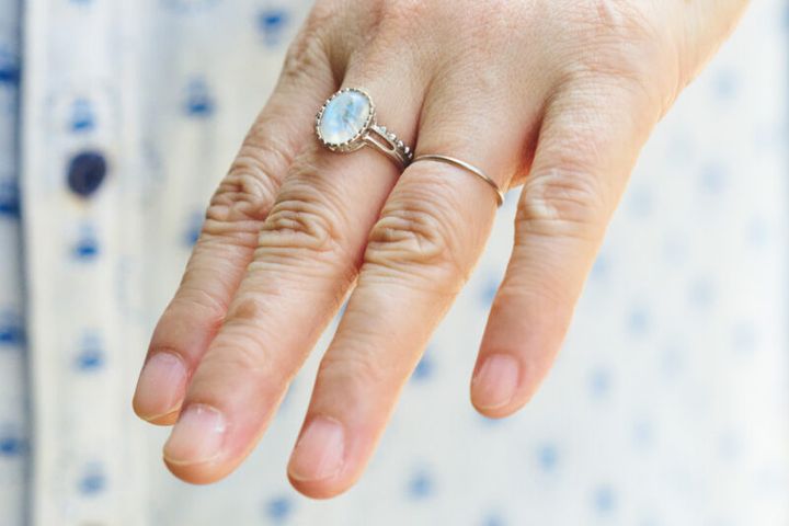 ハンドメイドマーケット「ミンネ」で見つけた、天然石のレインボームーンストーンのリングを愛用中。