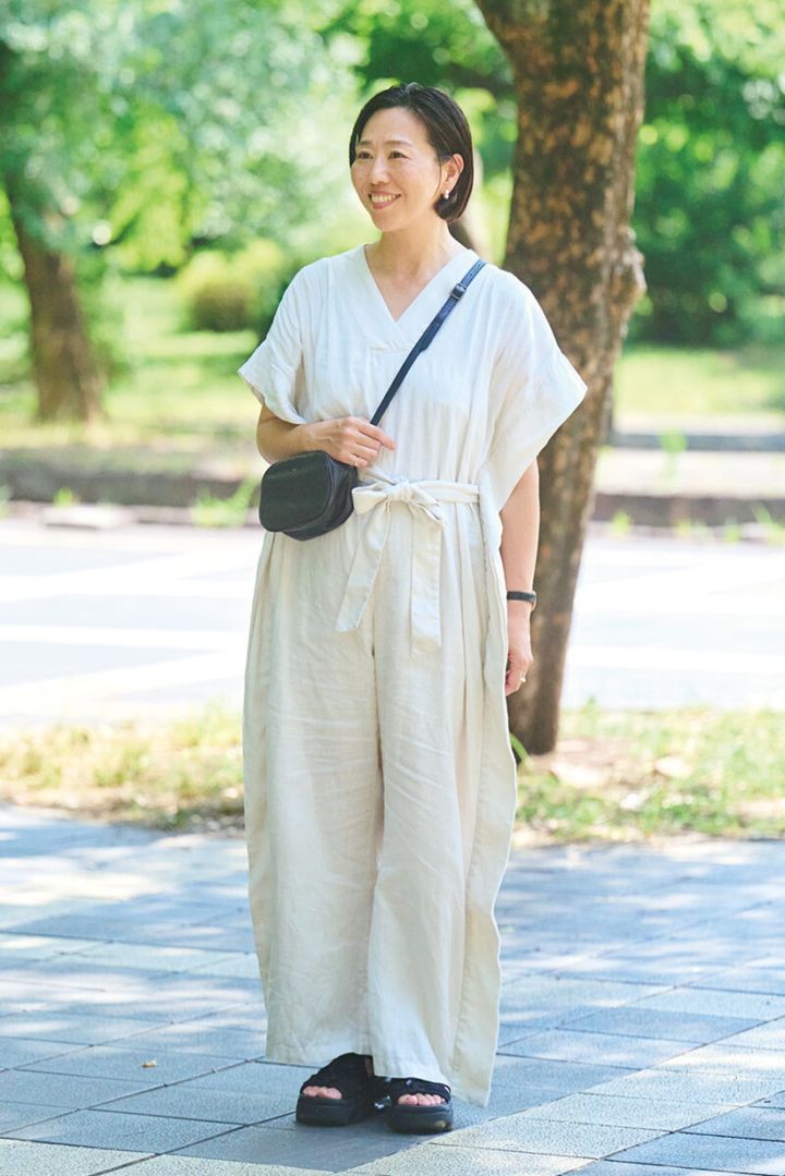 白のオールインワンを黒小物で引き締めて