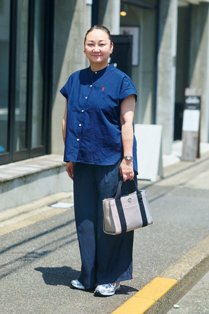 異素材でメリハリをつけたネイビーのワントーンスタイル