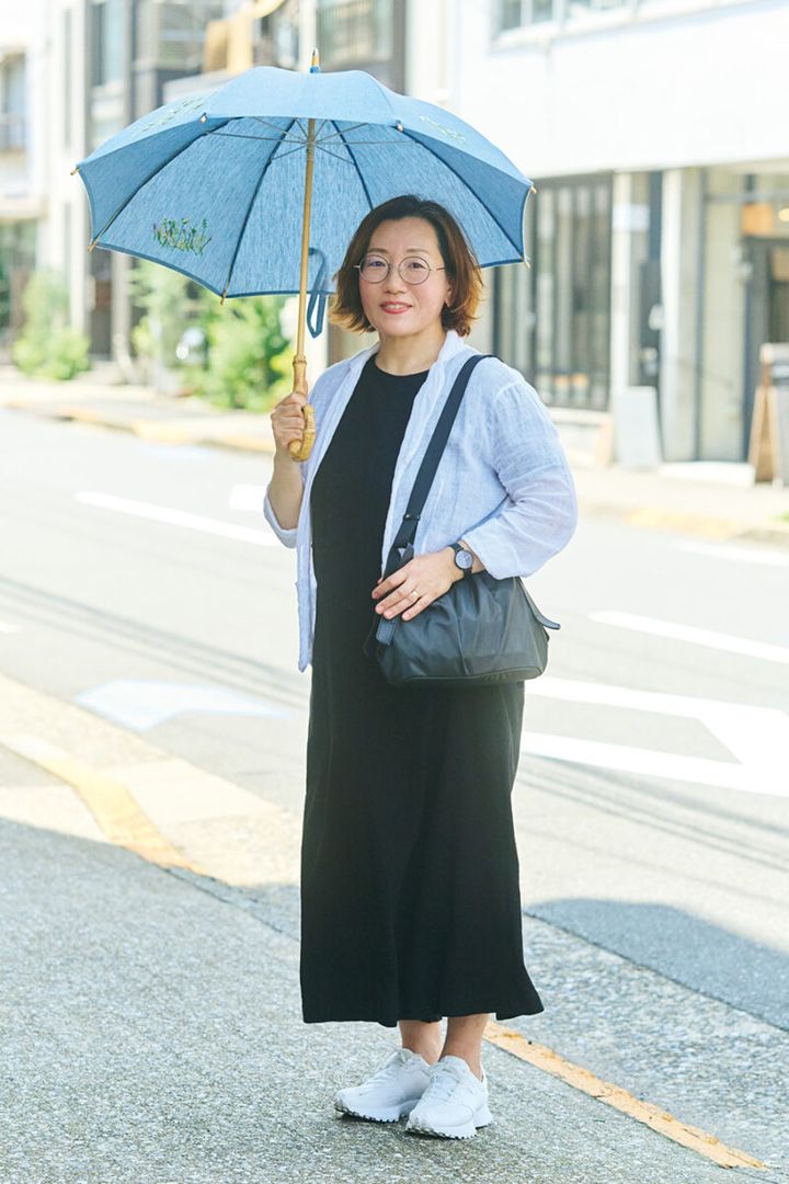 挿し色としても活躍する刺しゅうが施された日傘
