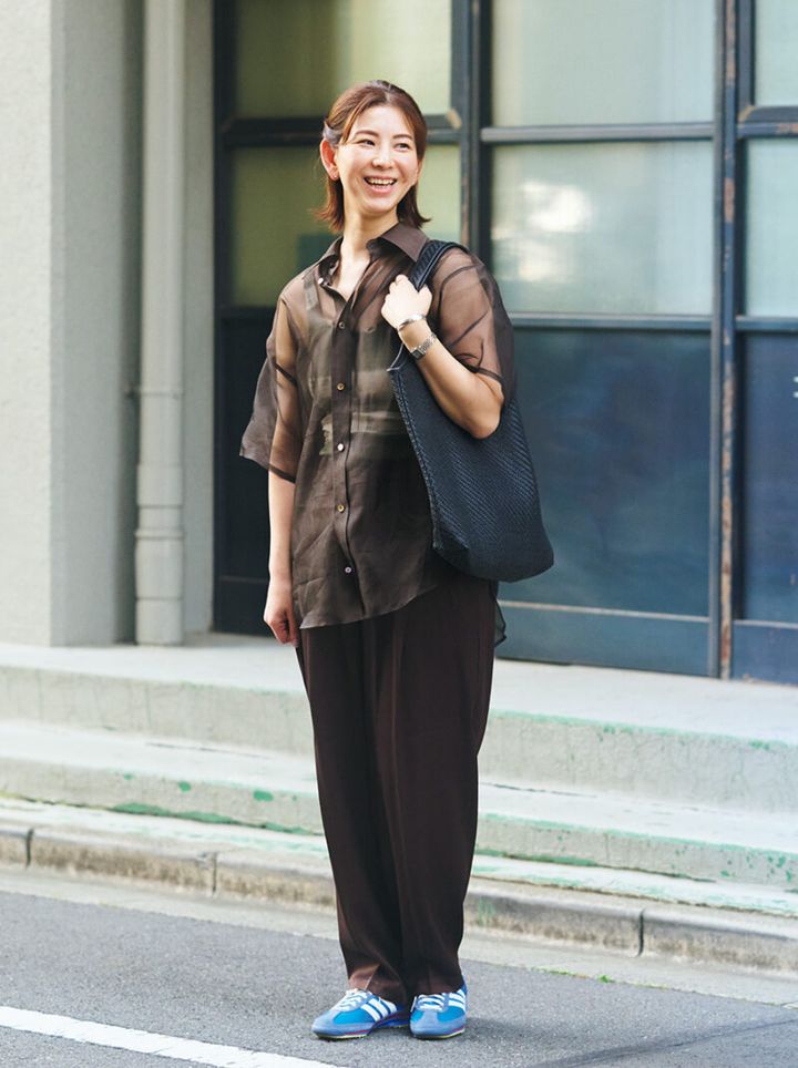 メッシュ状に編まれたレザーバッグで秋らしさも意識