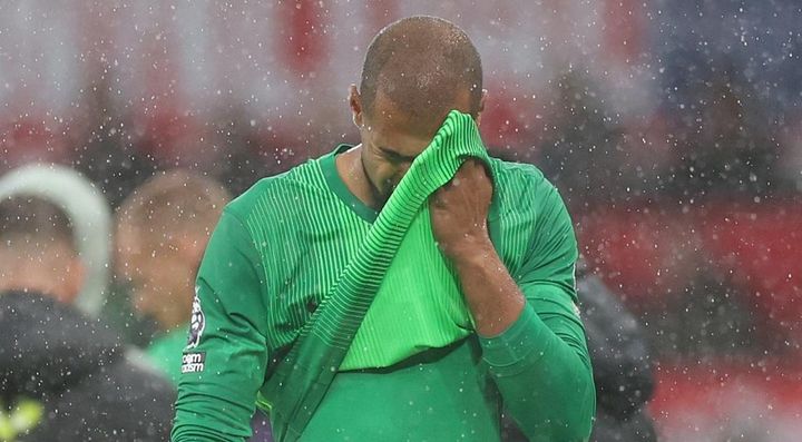 27歳守護神、強豪との重要な試合でなんと開始5分で一発退場…「本当に申し訳ない」と謝罪