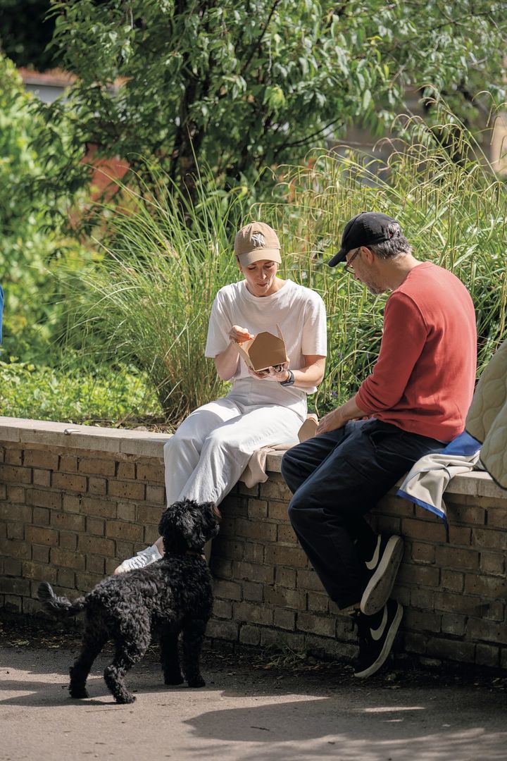 爽やかな秋の始まりにぴったり！オールホワイトのコーデにカフェオレ色のキャップをプラス