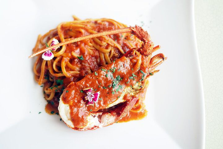 100年以上前の光きらめく別世界でランチ&ティータイムを♪ 川奈ステンドグラス美術館の絶景レストラン＆カフェ「ラ・ヴィータ」