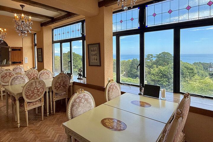 100年以上前の光きらめく別世界でランチ&ティータイムを♪ 川奈ステンドグラス美術館の絶景レストラン＆カフェ「ラ・ヴィータ」