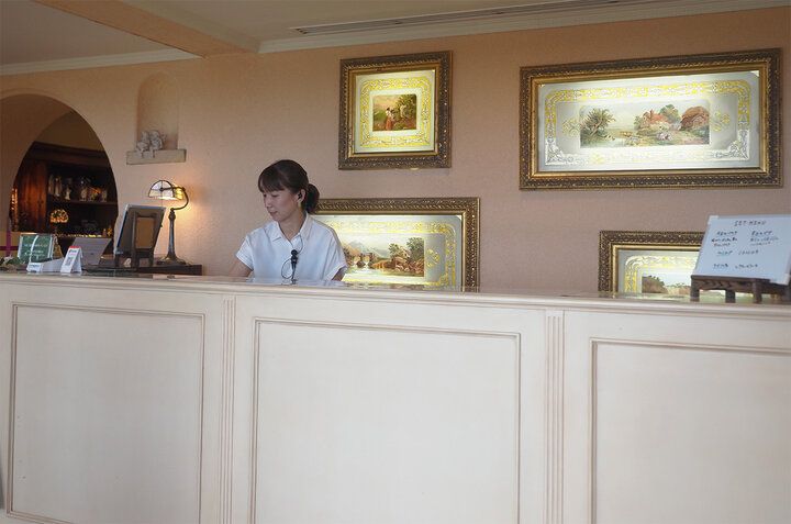 100年以上前の光きらめく別世界でランチ&ティータイムを♪ 川奈ステンドグラス美術館の絶景レストラン＆カフェ「ラ・ヴィータ」