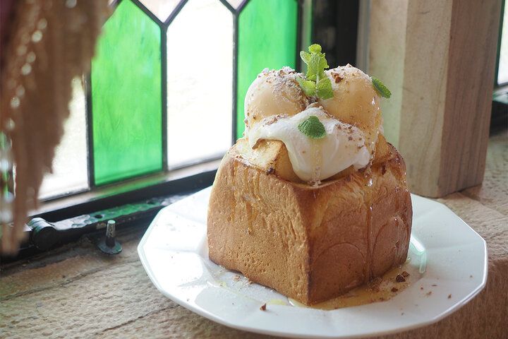 100年以上前の光きらめく別世界でランチ&ティータイムを♪ 川奈ステンドグラス美術館の絶景レストラン＆カフェ「ラ・ヴィータ」