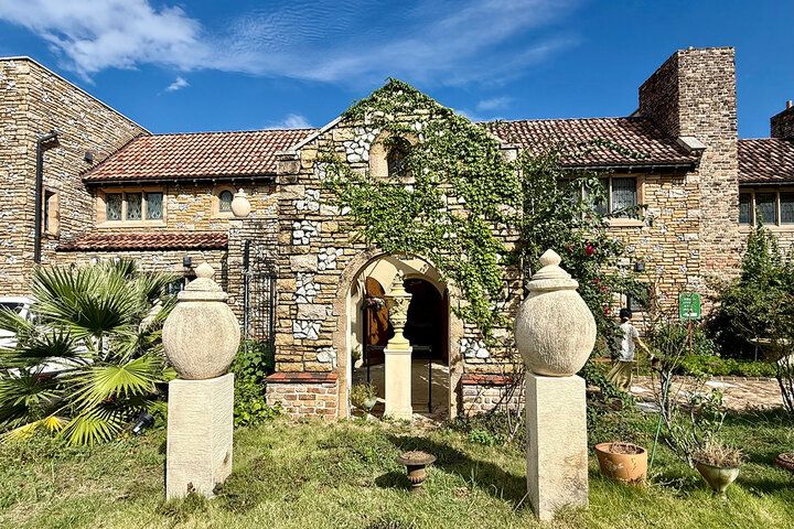 100年以上前の光きらめく別世界でランチ&ティータイムを♪ 川奈ステンドグラス美術館の絶景レストラン＆カフェ「ラ・ヴィータ」
