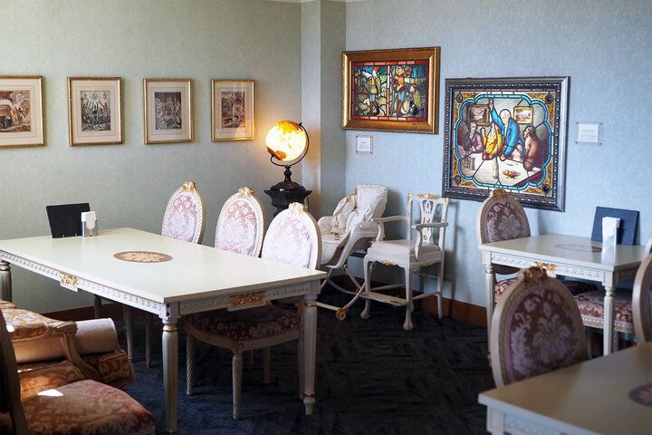 100年以上前の光きらめく別世界でランチ&ティータイムを♪ 川奈ステンドグラス美術館の絶景レストラン＆カフェ「ラ・ヴィータ」