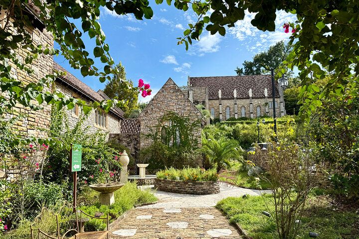 100年以上前の光きらめく別世界でランチ&ティータイムを♪ 川奈ステンドグラス美術館の絶景レストラン＆カフェ「ラ・ヴィータ」