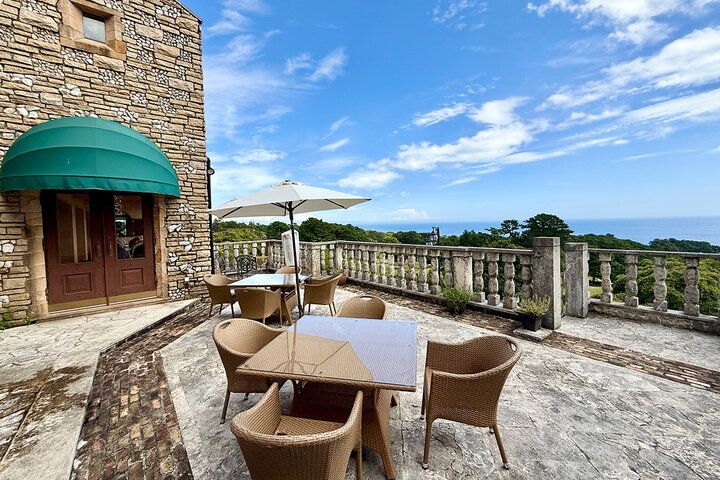 100年以上前の光きらめく別世界でランチ&ティータイムを♪ 川奈ステンドグラス美術館の絶景レストラン＆カフェ「ラ・ヴィータ」