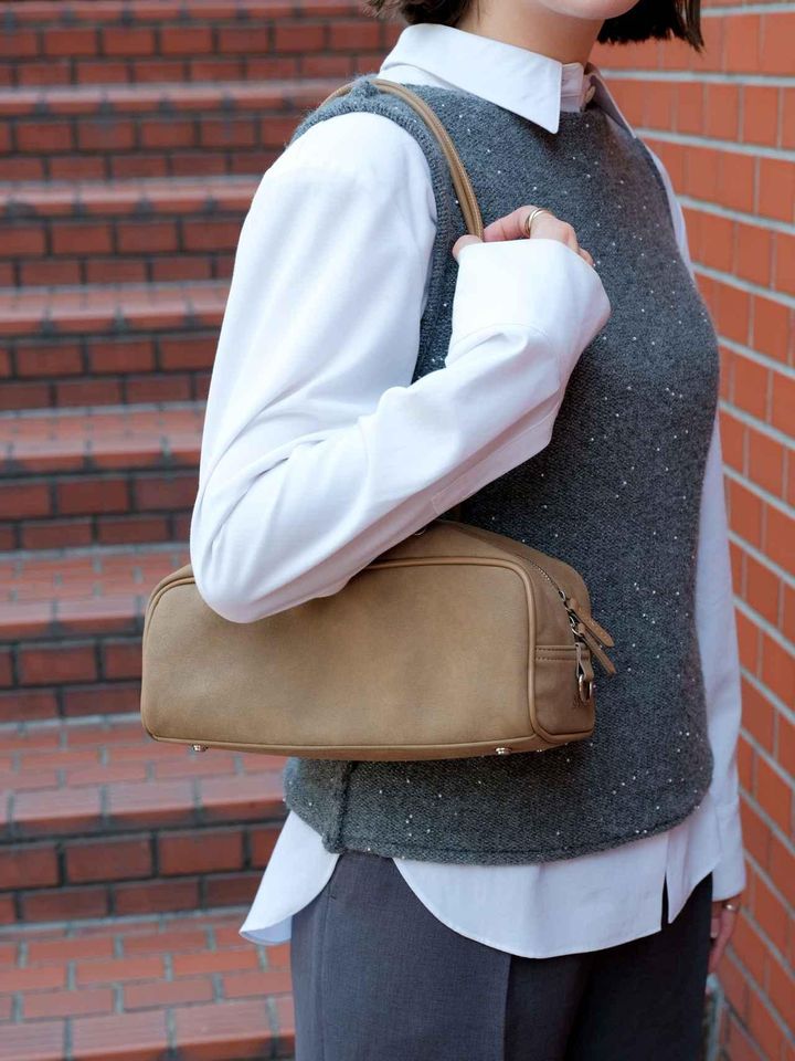 画像: スウェードのバッグでトレンド感も◎。