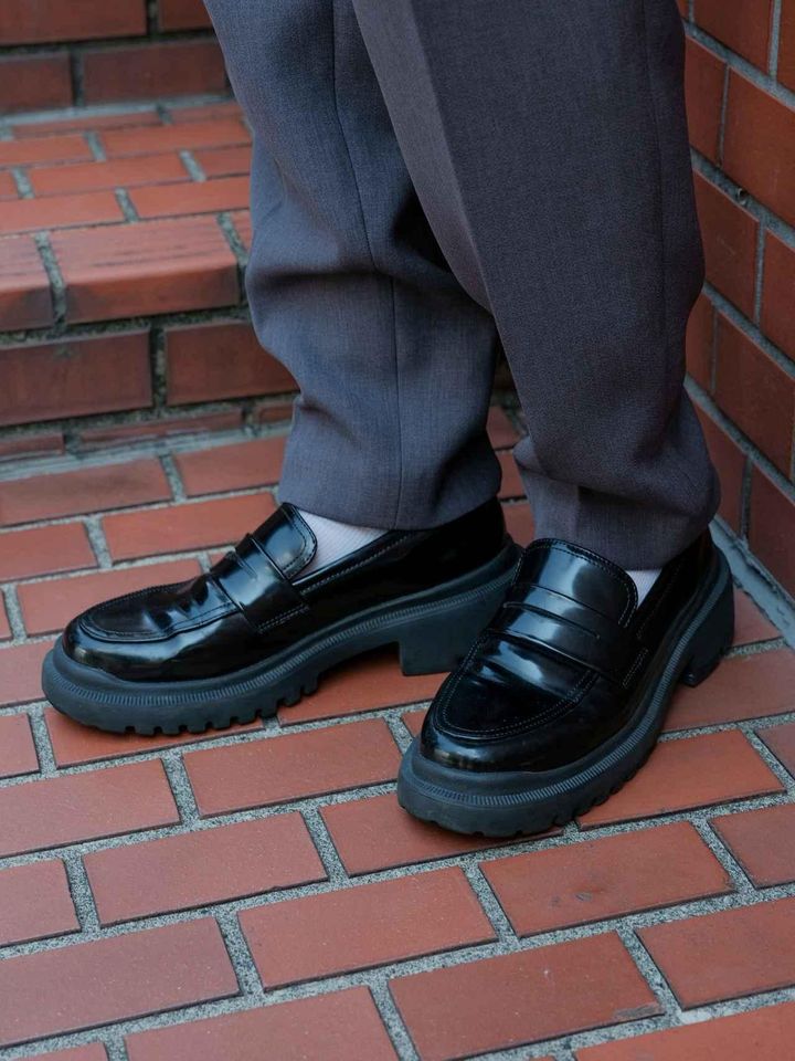 画像: メンズライクな黒ローファーでトラッドな雰囲気。