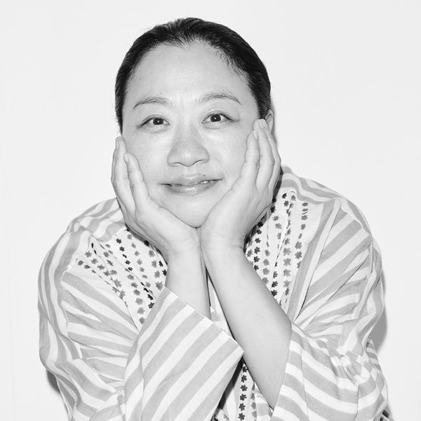 いとうあさこさん。1970年6月10日生まれ、東京都出身。2003年よりピン芸人として活動開始。劇団「山田ジャパン」のほか、俳優としてテレビドラマ、映画などにも出演。