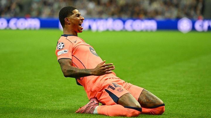 名門の「元10番」が2得点の大活躍！今夏移籍した元同僚たちが祝福